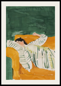 Ein Poster, das eine Frau in tiefer Ruhe zeigt, eingehüllt in eine gestreifte Decke auf einem goldenen Sofa-2