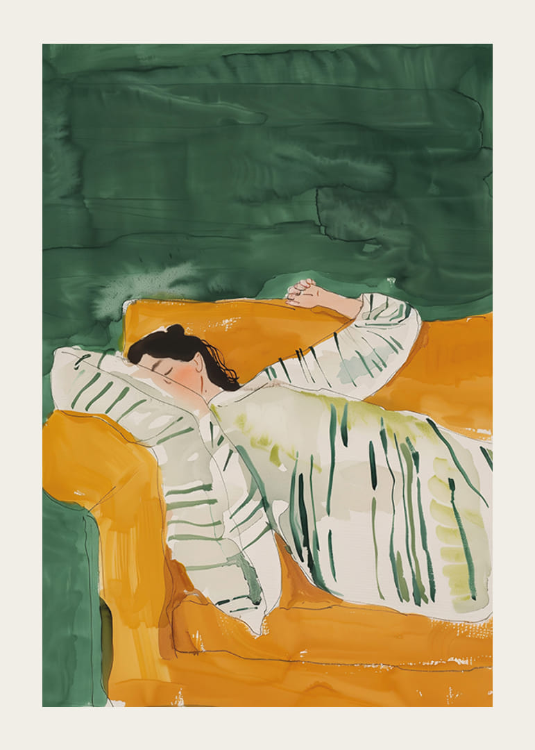 Ein Poster, das eine Frau in tiefer Ruhe zeigt, eingehüllt in eine gestreifte Decke auf einem goldenen Sofa-12