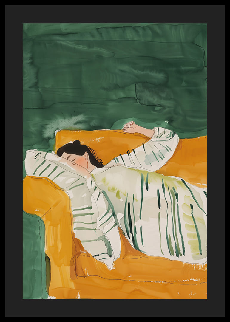 Ein Poster, das eine Frau in tiefer Ruhe zeigt, eingehüllt in eine gestreifte Decke auf einem goldenen Sofa-12