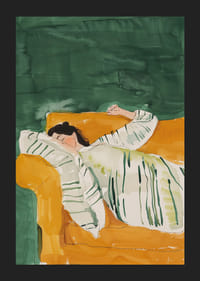 Ein Poster, das eine Frau in tiefer Ruhe zeigt, eingehüllt in eine gestreifte Decke auf einem goldenen Sofa-5