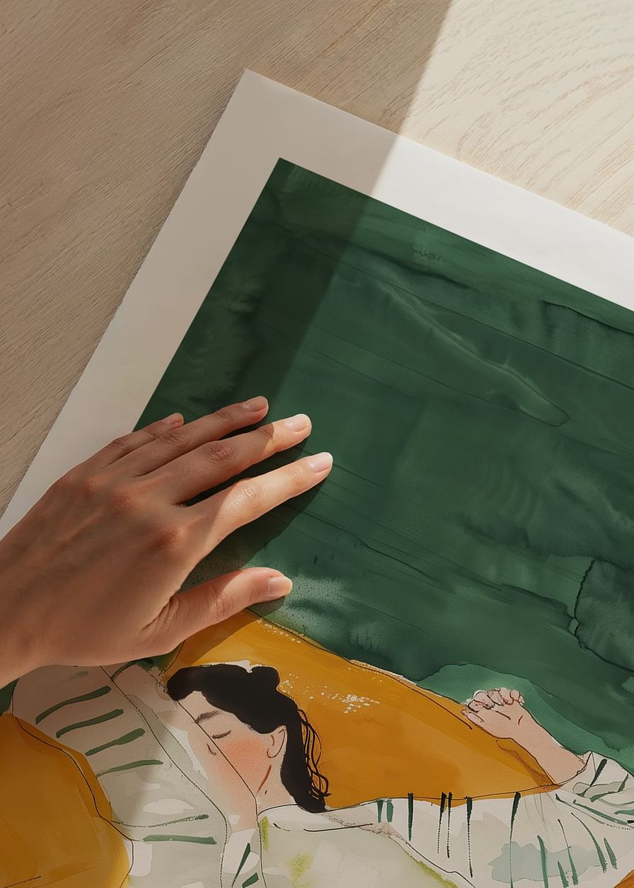 Een poster met een vrouw in diepe rust, gewikkeld in een gestreepte deken op een gouden bank-12