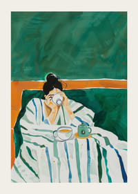 Egy poszter, amely egy csíkos takaróba bugyolált nőt ábrázol, aki egy csésze kávét élvez-3