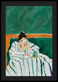 Egy poszter, amely egy csíkos takaróba bugyolált nőt ábrázol, aki egy csésze kávét élvez-4