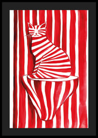 En strimmig katt smälter samman med rödvita ränder i ett lekfullt mönster-4