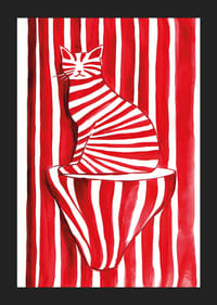 En strimmig katt smälter samman med rödvita ränder i ett lekfullt mönster-5