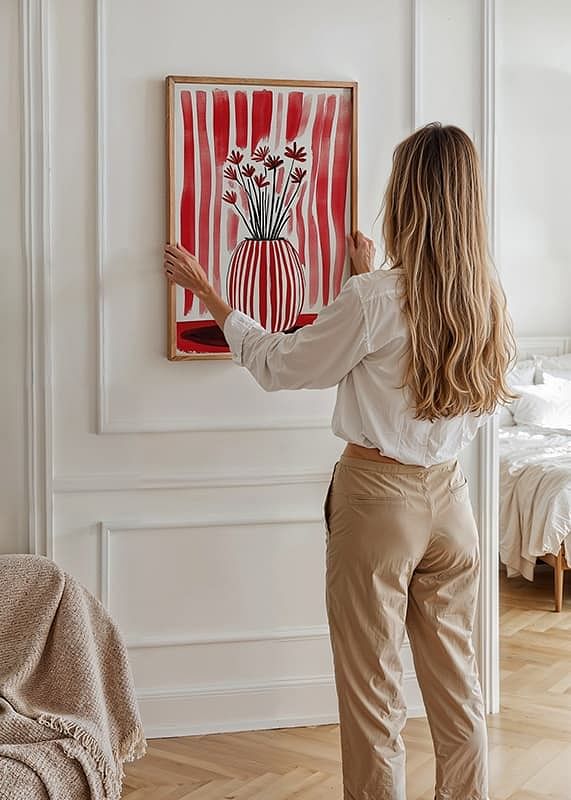 Wyraziste, czerwone i białe paski ożywiają stylizowane kwiaty w eleganckim wazonie-12