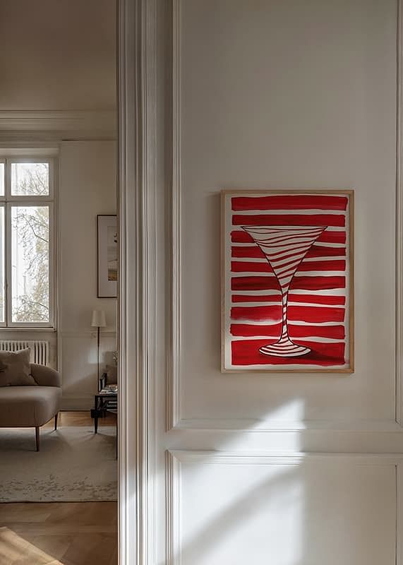 Elegantná silueta koktailového pohára vyniká oproti výrazným červeným pruhom-12