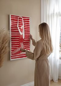 Silueta v červenej a bielej elegantne zachytáva túžbu a harmóniu-4