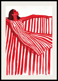 Een levendige vrouw in een rood-wit gestreepte jurk straalt vrolijke elegantie uit-2