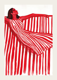 Een levendige vrouw in een rood-wit gestreepte jurk straalt vrolijke elegantie uit-3