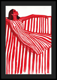 Een levendige vrouw in een rood-wit gestreepte jurk straalt vrolijke elegantie uit-4