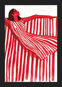 Een levendige vrouw in een rood-wit gestreepte jurk straalt vrolijke elegantie uit-5