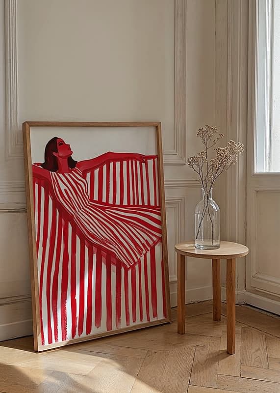 Een levendige vrouw in een rood-wit gestreepte jurk straalt vrolijke elegantie uit-12