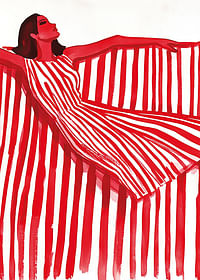 Een levendige vrouw in een rood-wit gestreepte jurk straalt vrolijke elegantie uit-3