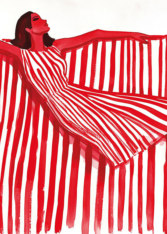 Een levendige vrouw in een rood-wit gestreepte jurk straalt vrolijke elegantie uit-12