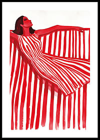 Een levendige vrouw in een rood-wit gestreepte jurk straalt vrolijke elegantie uit-0
