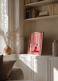 Le calme méditatif embrasse un monde rouge et onirique de lignes verticales-4