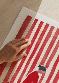 Le calme méditatif embrasse un monde rouge et onirique de lignes verticales-5