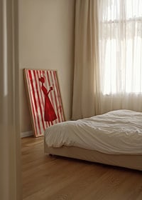 La silhouette rouge sur fond rayé donne une élégance minimaliste-8