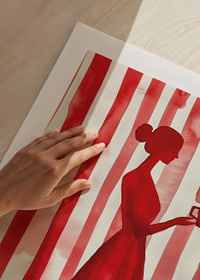 La silhouette rouge sur fond rayé donne une élégance minimaliste-9