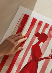 Rood silhouet tegen gestreepte achtergrond geeft minimalistische elegantie-5