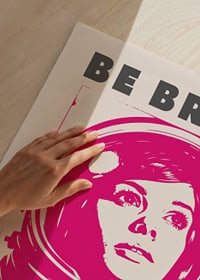 Modig astronaut blickar framåt med uppmaning att möta utmaningar med mod-3