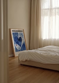 En abstrakt symfoni av blå toner och böljande former som symboliserar nya början-2