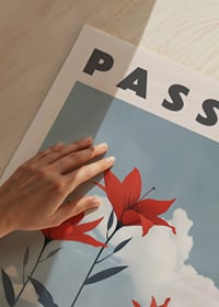 Svajingame danguje spindi raudonos gėlės, spinduliuojančios aistrą-3