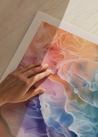 Un ipnotico vortice di colori cattura la bellezza ritmica dell'oceano-3