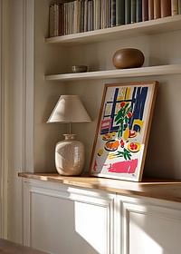Een kleurrijk stilleven met citrusvruchten en bloemen geeft de kamer leven en energie.-2