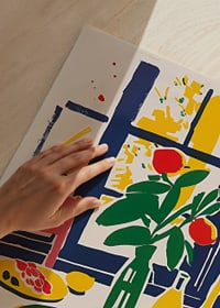 Färgsprakande stilleben med citrusfrukter och blommor ger rummet liv och energi-3