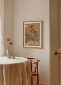 En elegant silhuett fångad i kontemplation mot monokrom bakgrund-8