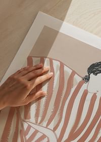 La simplicité artistique des lignes crée une présence mystérieuse-5