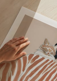 En harmonisk scen där mjuka linjer förenar människa och katt i stilfull symbios-9