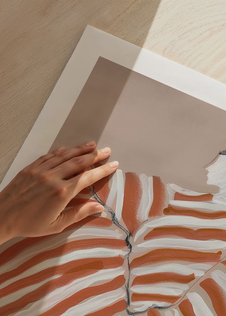 O formă abstractă îmbină dungi pământii cu mișcare elegantă și fluidă-12