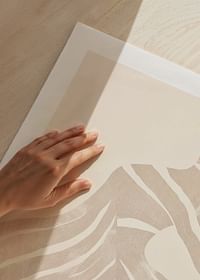 Liniile abstracte curg ca valuri moi peste o siluetă elegantă-5