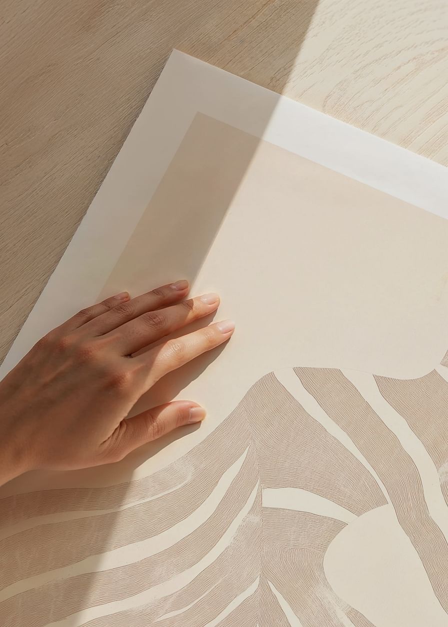 Liniile abstracte curg ca valuri moi peste o siluetă elegantă-12