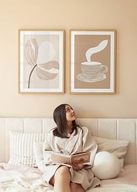 Un poster elegant cu o ceașcă de cafea aburindă pe un fundal bej liniștitor-4