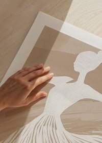 Elegant balettdansare i mjuka, jordnära toner skapar känsla av graciös rörelse-9