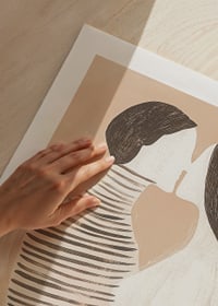 Abstrakt och stilren omfamning i mjuka, jordnära toner som utstrålar intimitet-9