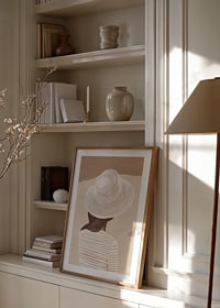 En stilren illustration av en kvinna med hatt mot en mjuk, sandfärgad bakgrund-8