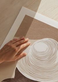 En stilren illustration av en kvinna med hatt mot en mjuk, sandfärgad bakgrund-9