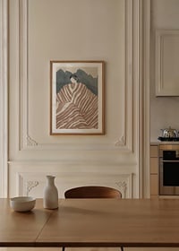 En elegant figur svept i randigt tyg, omgiven av mystiska berg-8