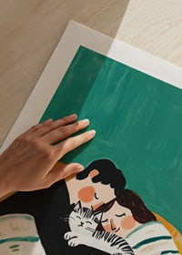 Una scena accogliente di riposo e vicinanza catturata in colori caldi-9