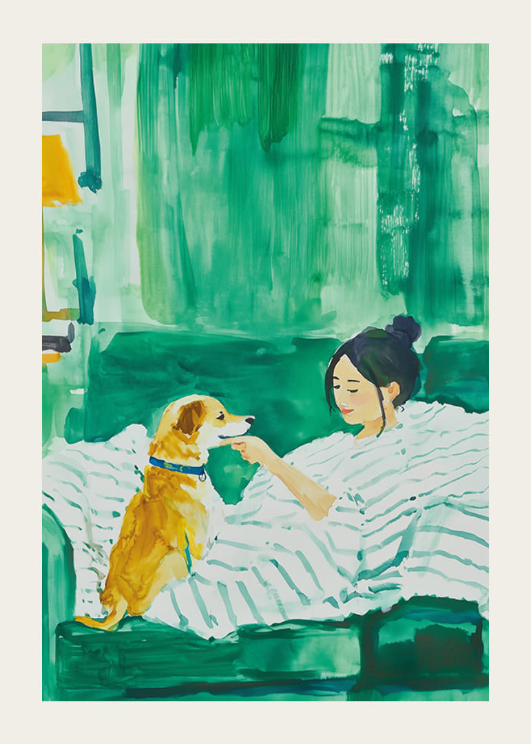 Femeia și câinele se odihnesc armonios în nuanțe verzi, pline de calm și împreună-12