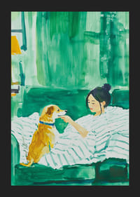 Femeia și câinele se odihnesc armonios în nuanțe verzi, pline de calm și împreună-5