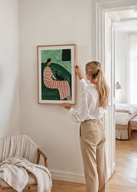 Una donna elegante in un abito a righe con un gatto nero crea un'armonia calma-8