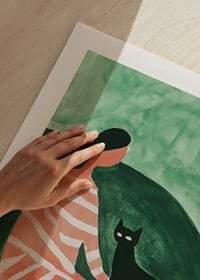 Una donna elegante in un abito a righe con un gatto nero crea un'armonia calma-9