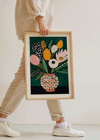 Färgsprakande blommor i mönstrad vas mot en djupgrön bakgrund-4
