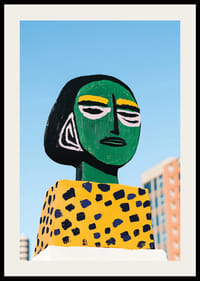 Färgglad och modern konst som lyser upp mot en klarblå himmel-2